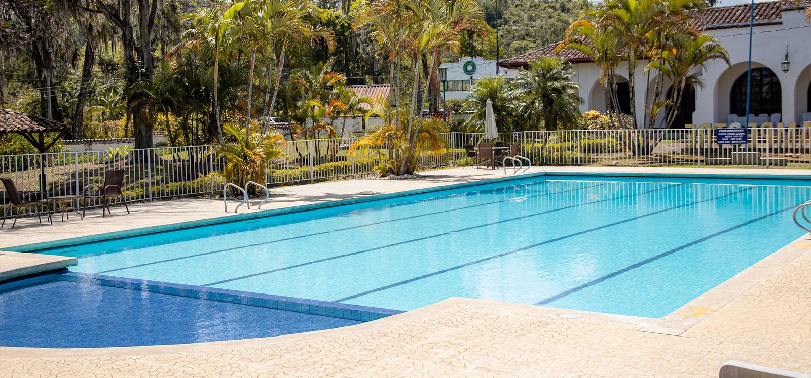 Foto panoramica de la piscina